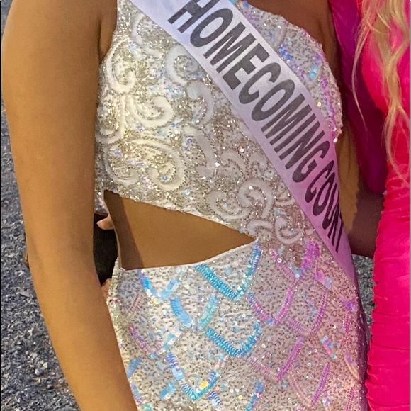 Formal dress , one time use , size 4 . Excellent condition - Picture 2 of 6